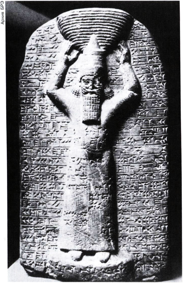 Ашшурбанапал в образе священного строителя храма Мардука. Стела из Вавилона(?). 7 век до нашей эры. Британский музей (Лондон). 