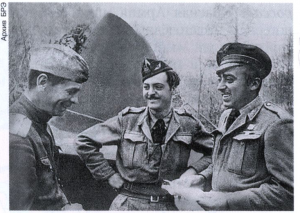 Лётчики французского авиационного полка «Нормандия» беседуют с советским пилотом. 1944.